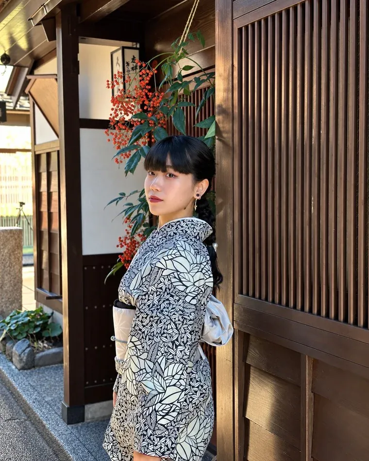 Hiyori em um cenário tradicional japonês